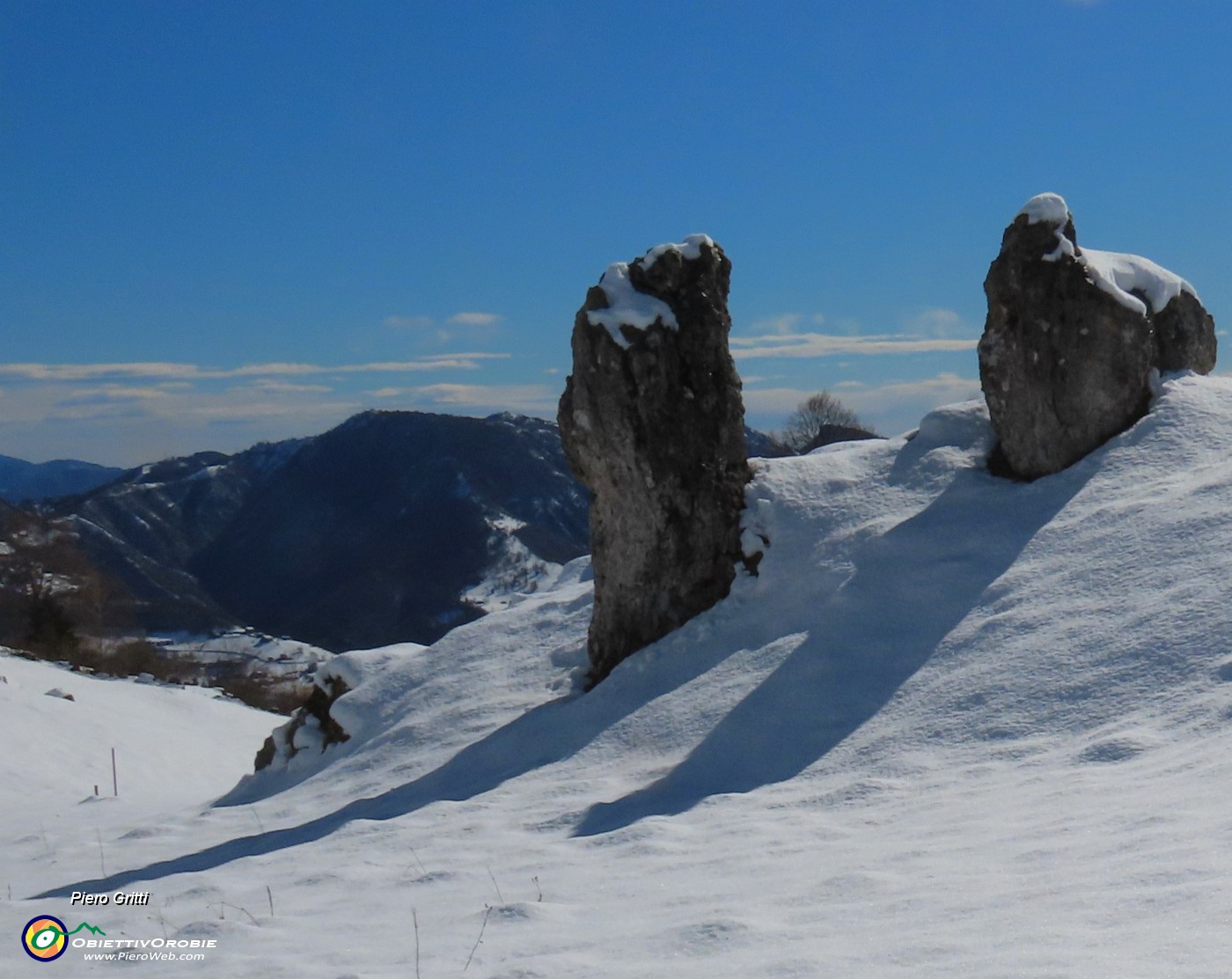58 Roccioni con ombre nella neve.JPG